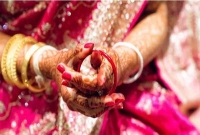 বিয়ের পর নববধূকে শাঁখা বালা পরতে হয় কেন, জানেন?