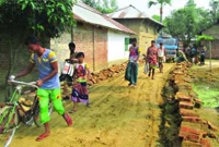 এবার ভোটে হেরে রাস্তার ইট তুলে নিলেন চেয়ারম্যান প্রার্থী
