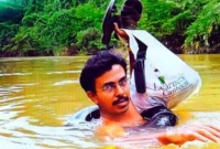 একটানা ১৯ বছর ধরে নদী সাঁতরে স্কুলে যান এক শিক্ষক