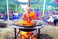 ফুটন্ত তেলে বসে সন্নাসীর ধ্যান!