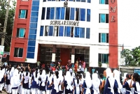 চোখের সামনে বাবা-মাকে হারালো মেয়েটা