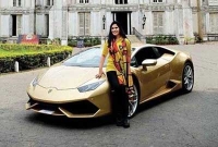  এই মহিলা সম্পর্কে জানেন? মাথা খারাপ হওয়া অবস্থা!