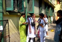 মাধ্যমিক পরীক্ষায় বসে মেয়েকে পেছনে ফেললেন চা দোকানি মা!