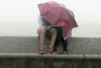 বৃষ্টির দিনে প্রেম করার কয়েকটি সুবিধা, জানেন কী?