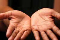 আপনার দু’হাতের তালু মিলালে কি অর্ধচন্দ্র তৈরি হচ্ছে ? জেনে নিন ভাগ্য