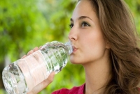 বলতে পারেন, একটা প্লাস্টিকের পানির বোতল কতবার ব্যবহার করা উচিত?