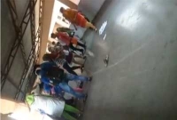 মুখে ওড়না পেঁচিয়ে অধ্যাপককে পেটালেন ছাত্রীরা