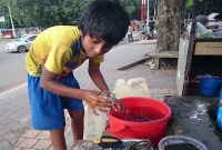 আলহামদুলিল্লাহ, অন্যকে খাইয়ে রোজা রাখে বিশ্ববিদ্যালয়ের সেই ছোট্ট সুমন