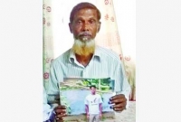 কবরের বাঁশের দেয়াল ধরে নির্বাক তাকিয়ে থাকে অবুঝ দুই শিশু