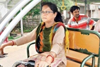 ছেলেকে লক্ষ্যে পৌঁছাতে অটো-রিকশা চালাতে রাস্তায় মা!