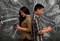 মোবাইলে প্রেম করার ৫টি সহজ উপায়