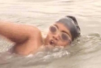 সেতুর অভাবে রোজ তিন কিলোমিটার সাঁতার কেটে স্কুলে যাচ্ছে এই প্রতিবাদী কিশোর