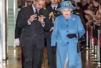 জানেন, ব্রিটেনের রাণীর হাতব্যাগে কি কি থাকে?