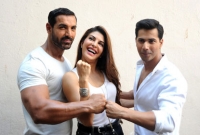 স্বল্প পোশাক পরায় জ্যাকলিনসহ ঢিশুম ছবির বিরুদ্ধে শিখদের মামলা