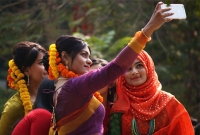 যেভাবে আপনিও হতে পারেন ‘সেলফি’ এক্সপার্ট