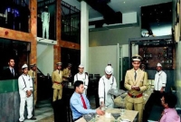 আজব রেস্তোরাঁয় পুলিশ ওয়েটার-কয়েদি কাস্টমার!