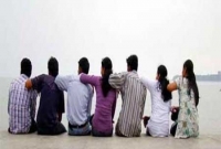 যে বন্ধু হয় না আপন