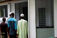 টাকা নিয়ে কমিটির দ্বন্দ্বে মসজিদে তালা, বাইরে নামাজ আদায়