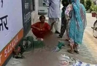 ঠাঁই হলো না হাসপাতালে, রাস্তায় সন্তান প্রসব করলেন মা