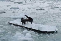 ভেসে থাকা বরফখণ্ডের উপরে বসে পিয়ানো বাজাচ্ছেন