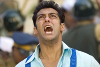 প্রশ্ন করতেই সাংবাদিকদের সামনে এ কী করলেন সালমান!