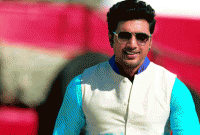 সানগ্লাস লাগিয়ে সুইট সিক্সটিন খোঁজ করছেন দেব