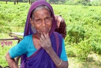 আলহামদুলিল্লাহ, দীর্ঘ ৪৩ বছর ধরে সন্তানের জন্য ১২ মাসই রোজা রাখছেন মা