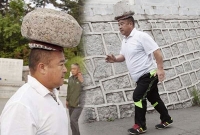 ৪ বছর ধরে মাথায় ৪০ কেজি পাথর নিয়ে হাঁটছে লোকটি, জানেন কেন?