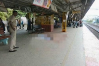 স্টেশনে দাঁড়িয়ে ছিলেন যুবতি, এরপরই ঘটলো মর্মান্তিক ঘটনা