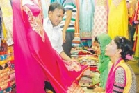 দিনে-রাতে ক্রেতার ভিড়ে হিমশিম খাচ্ছেন দোকানিরা