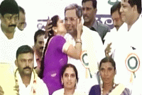 জনসমক্ষে মুখ্যমন্ত্রীকে চুমু, বিতর্কে উত্তাল গোটা দেশ!