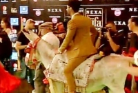 গাধার পিঠে চড়ানো হল এই বলিউড হার্টথ্রবকে!