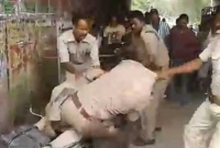 ঘুষের ভাগ চাই, প্রকাশ্যে রাস্তায় মারামারি পুলিশের