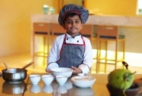 ৬ বছর বয়সেই সেলিব্রিটি শেফ! কে এই বিস্ময় বালক?