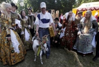 ছাগলের সৌন্দর্য্য প্রতিযোগিতা, সঙ্গ দিলেন তরুণীরাও