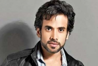 সেকি! বিয়ের আগেই বাবা হলেন তুষার কাপূর