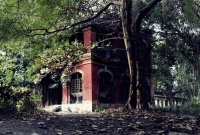 শত বছরের প্রাচীন এই বাড়িতে, রাতে শোনা যায়  ভূতের শব্দ!