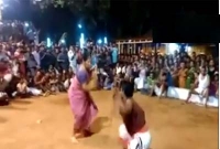 বয়স মহিলার ৭৬, কিন্তু লাঠি চালানো দেখলে মাথা খারাপ!