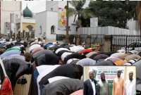 পবিত্র রমজানে জুমার নামাজ পড়ছেন কেনিয়ার মুসলমানরা