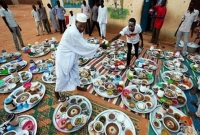 আলহামদুলিল্লাহ, সড়কে গাড়ি আটকিয়ে পথচারীদের ইফতার করায় এই গ্রামের মানুষ