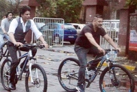 সুলতানের সঙ্গে সাইকেল আরোহি কিং খান