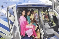 মাকে নিয়ে আকাশে উড়লেন কলেজছাত্রী খুশবু