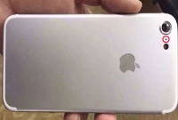 ফোনের ক্যামেরা এবং ফ্ল্যাশের মাঝখানে এই ছিদ্রটা কেন থাকে, জানেন?