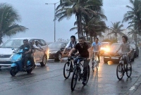 জানেন, শাহরুখ ও সালমানের এই সাইকেল চালানোর কারণ কি?