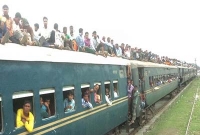  চলন্ত ট্রেনের বগি ফেলে ইঞ্জিন নিয়ে চলে গেল চালক, ব্যাপক হইচই