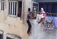 ‘আরে হাত ধরে টানাটানি করছেন কেন?’ ধরা পড়ে বললেন চোর