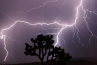 বাজ পড়লে টিভি, ফ্রিজ, কম্পিউটারের সুইচ অফ করাই কি যথেষ্ট?