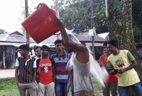বালতিভর্তি দুধ দিয়ে গোসল করে ছাত্রলীগকে বিদায় জানালেন নেতা  বালতিভর্তি দুধ দিয়ে গোসল করে ছাত্রলীগকে বিদায় জানালেন নেতা