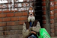 ফুটপাতে মন্ত্রী পদমর্যাদার ভিভিআইপি ইনি !