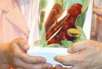 একগোছা আঙুর ফলের দাম ৮৩৫০ পাউন্ড!